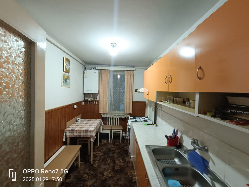 Apartament cu 3 camere de vânzare, cartier Rodnei bloc din cărămidă