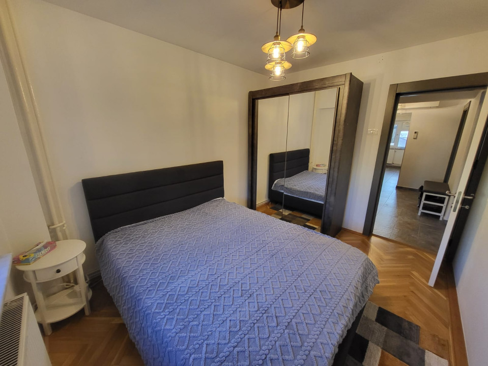 Apartament 3 camere, semidecomdat, zona Centru