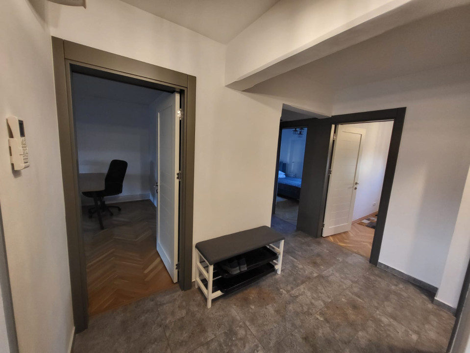 Apartament 3 camere, semidecomdat, zona Centru