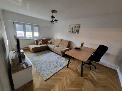 Apartament 3 camere, semidecomdat, zona Centru