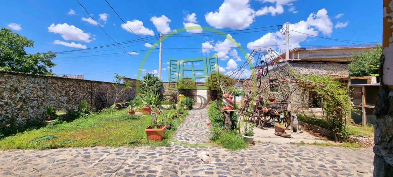 Casă parter cu teren de 1400 mp în Bariera Vâlcii aproape de drumul expres