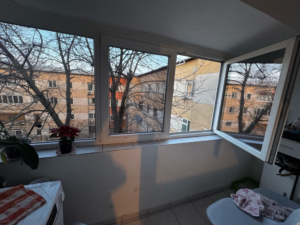 Apartament 3 camere, semidecomandat, 56,4 mp, cartier 1 Mai, zona Insula.