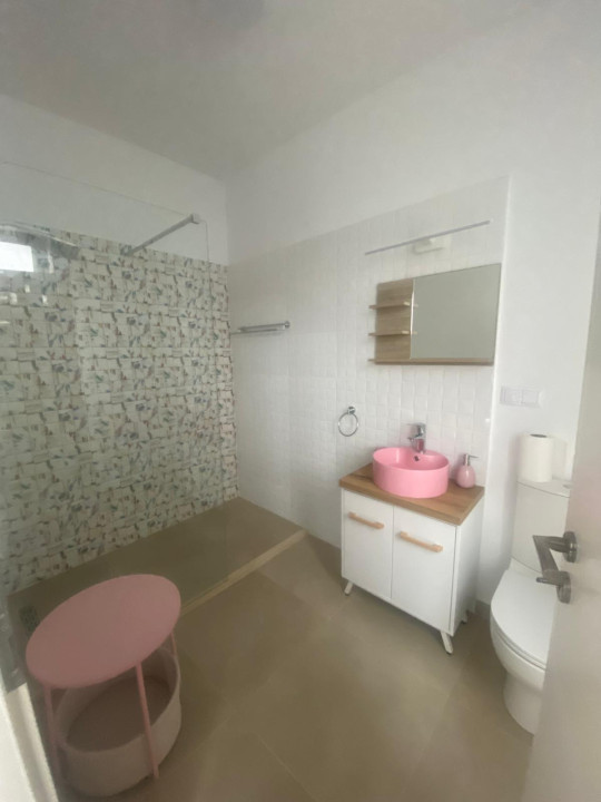 Apartament la prima inchiriere 2 camere decomandat , 2 bai in Floresti!