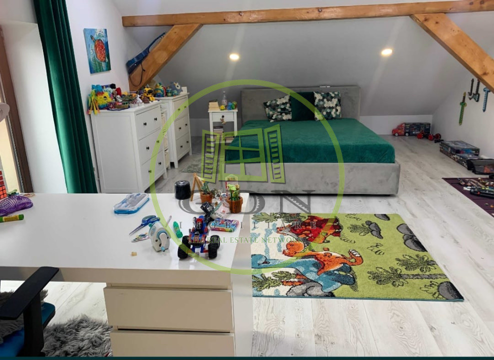 Proprietate 5 camere, suprafata  totala 600mp,oferita spre vanzare in Sura Mica.