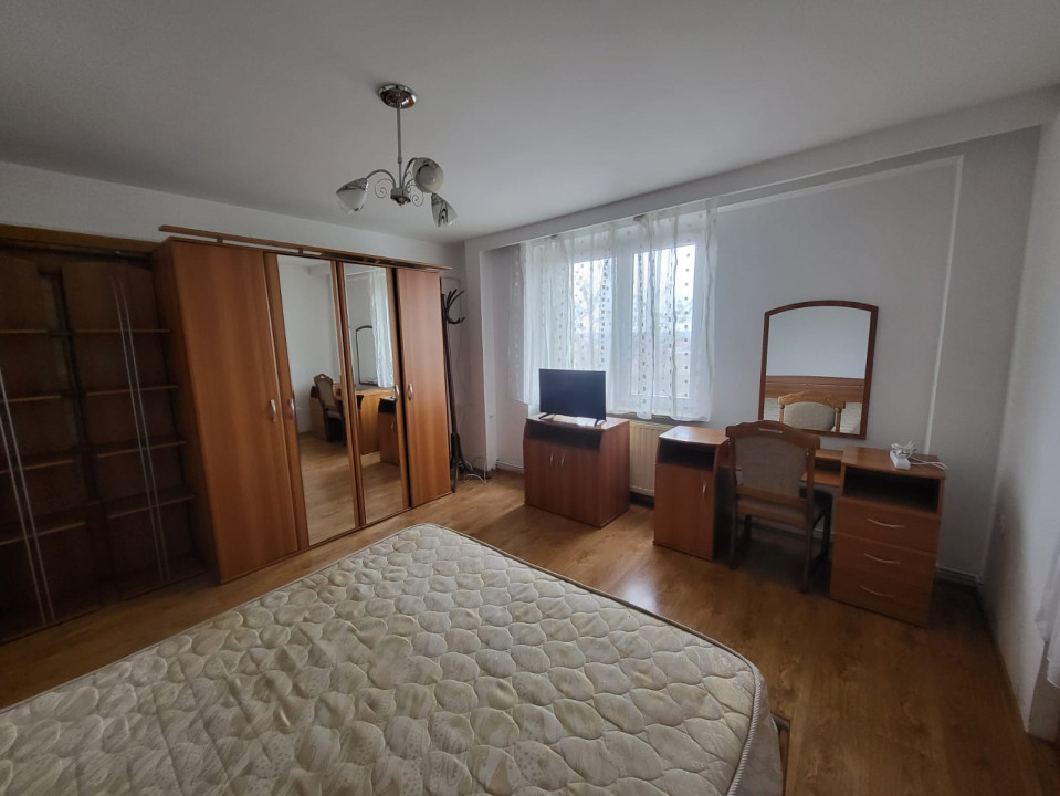 Apartament 4 camere, decomandat, 150 mp, cartier Craiovița Nouă, zona Promenada