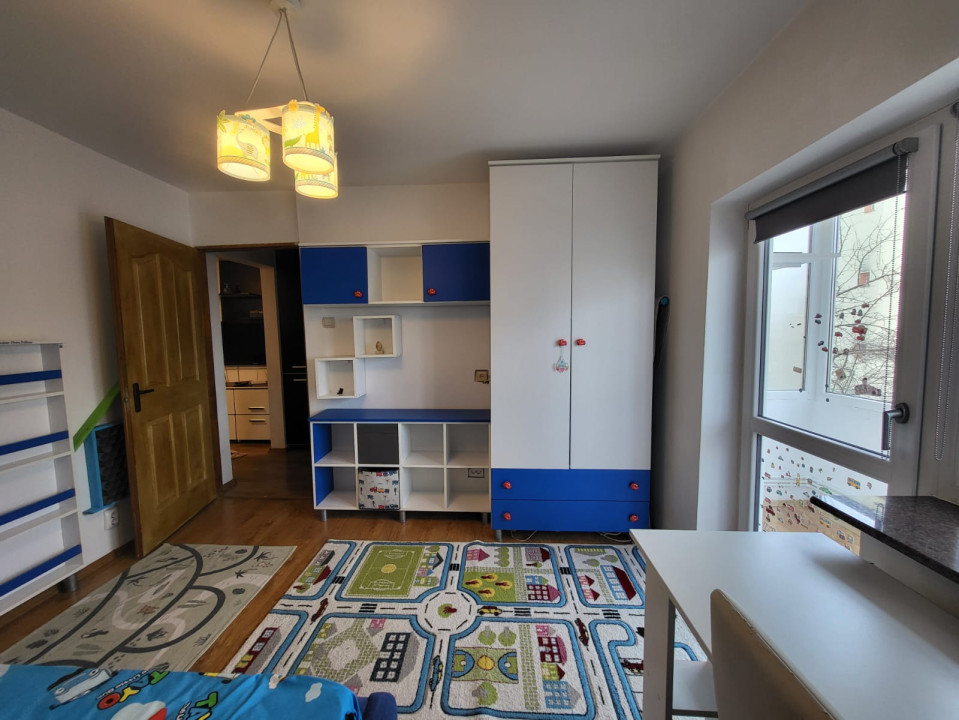 Apartament 3 camere, semidecomandat, 54 mp, zona Liceul Pedagogic