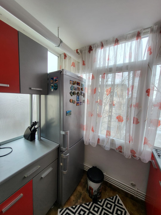 Apartament 3 camere, semidecomandat, 54 mp, zona Liceul Pedagogic