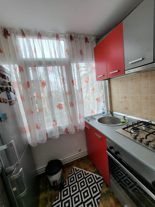 Apartament 3 camere, semidecomandat, 54 mp, zona Liceul Pedagogic