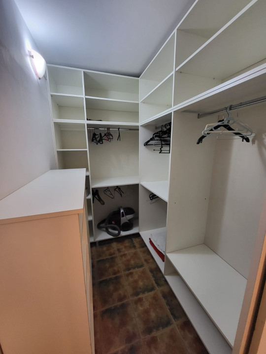 Apartament 3 camere, semidecomandat, 54 mp, zona Liceul Pedagogic