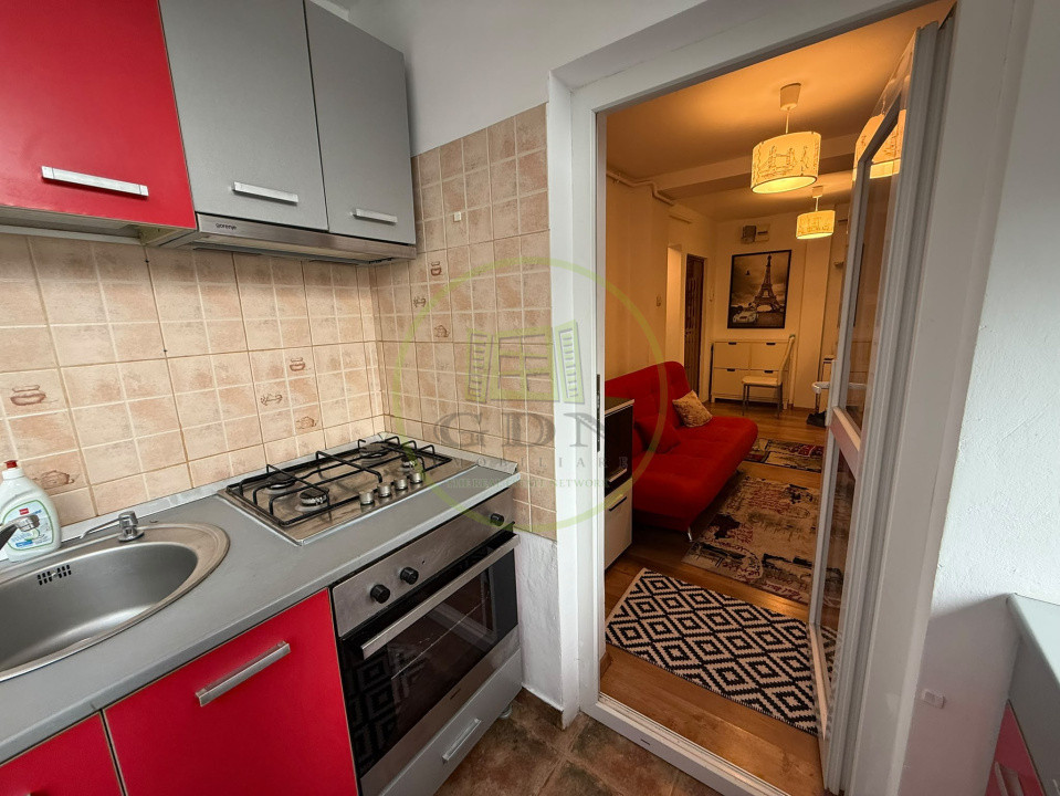 Apartament 3 camere, semidecomandat, 54 mp, zona Liceul Pedagogic
