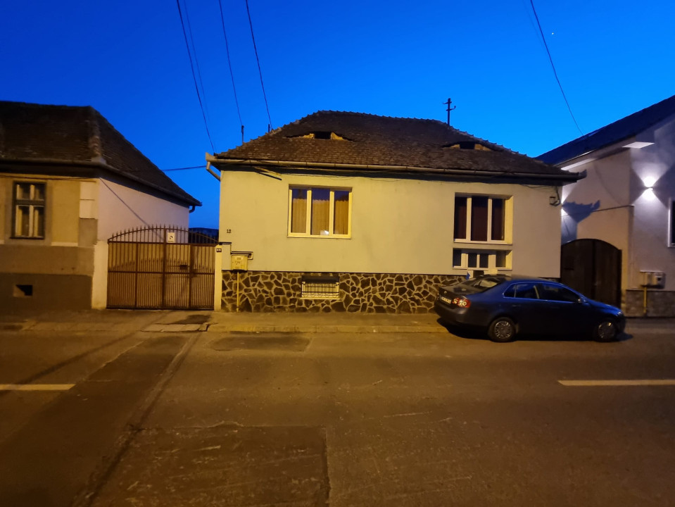 Proprietate spre vanzare,  formata din 2 case suprafata totala 440 mp