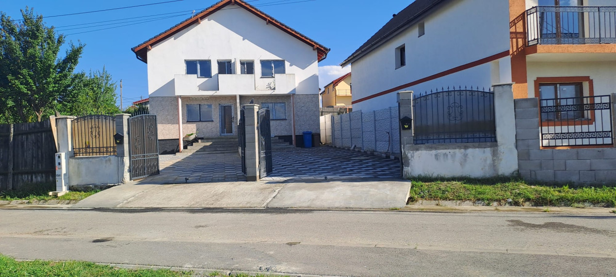 Duplex 3 camere  suprafata totala 267mp,  spre vanzare in Cristian 