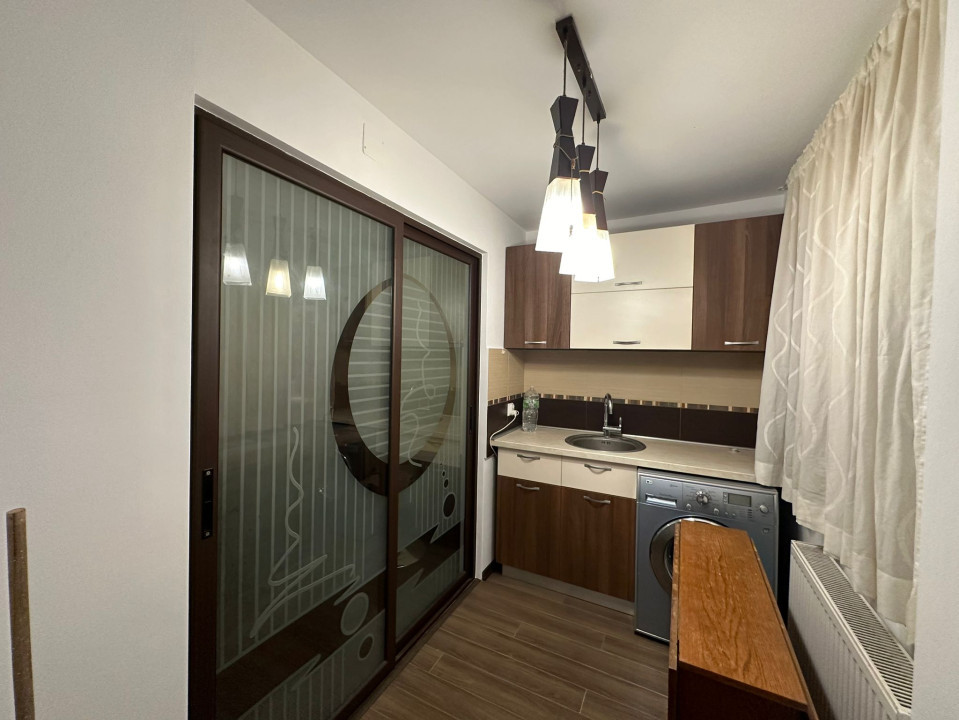 Apartament 3 camere, Decomandat, Cartier 1 Mai, Zona Liceul Marin Sorescu