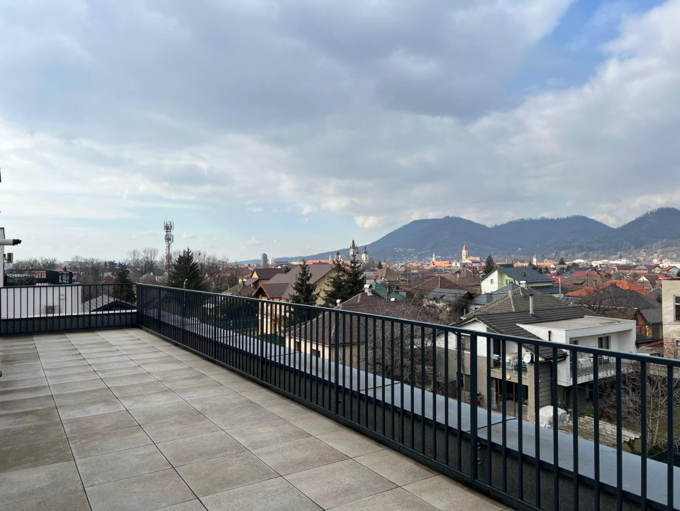 Penthouse 3 camere vedere panoramica spre deal cu terasa, zona centru vechi