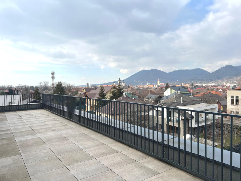 Penthouse 3 camere vedere panoramica spre deal cu terasa, zona centru vechi