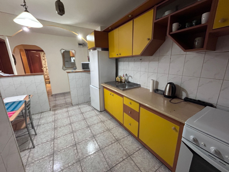 Apartament 3 camere decomandat, 63 mp, cartier Rovine, zona Poșta