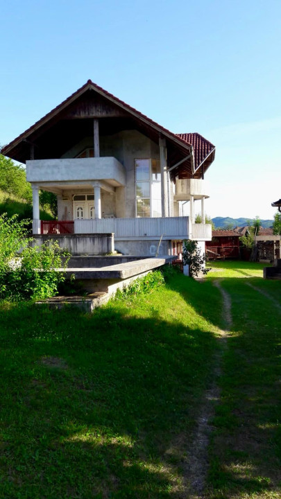 Casă cu piscină în Buciumi