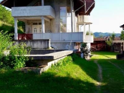 Casă cu piscină în Buciumi