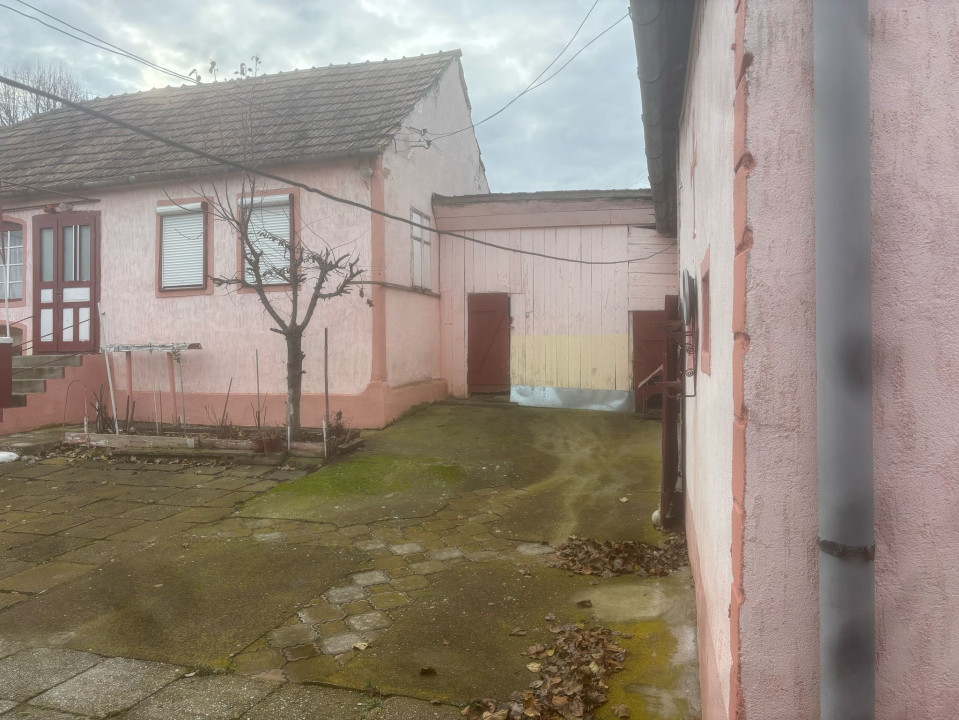 Casa 130mp (2 fronturi) cu Teren de  2400mp spre vanzare in Brosteni.