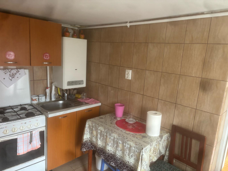 Casa 130mp (2 fronturi) cu Teren de  2400mp spre vanzare in Brosteni.