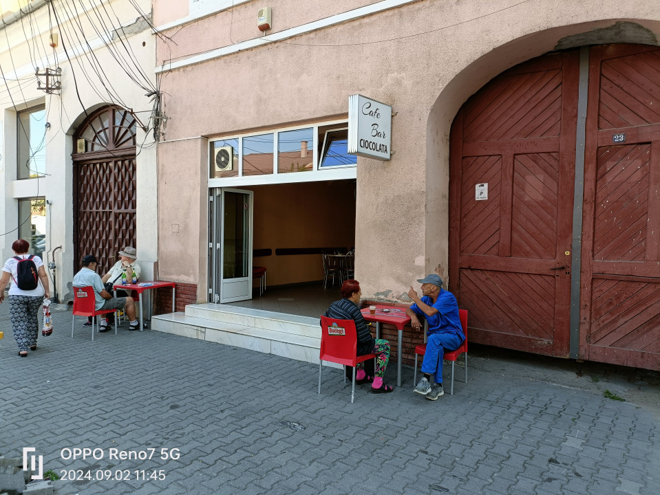 Spaţiu comercial de închiriat, magazin, restaurant, farmacie, etc