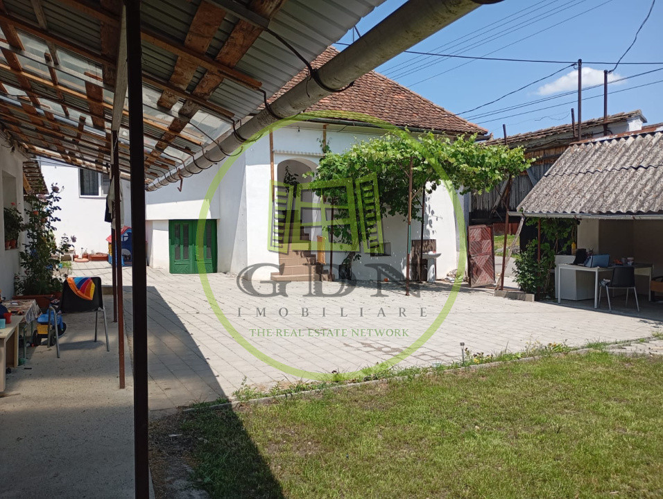 🏡 Casă de vânzare în Săcel – 2 corpuri locuibile, 3 băi, grădină, teren generos