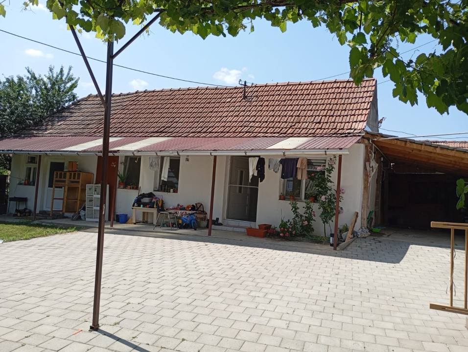 🏡 Casă de vânzare în Săcel – 2 corpuri locuibile, 3 băi, grădină, teren generos