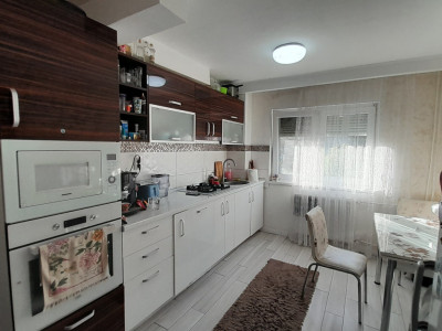 Apartament cu 4 camere, decomandat, suprafață utilă 77 mp, Ioșia-Nord