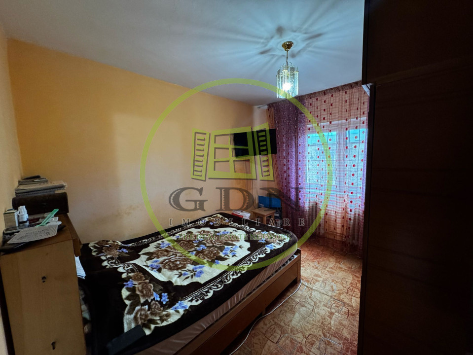 Apartamnet 3 camere decomandat, 69mp, Rovine, zona Pizza Ibiza. 