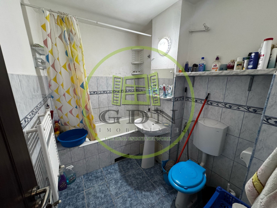 Apartamnet 3 camere decomandat, 69mp, Rovine, zona Pizza Ibiza. 