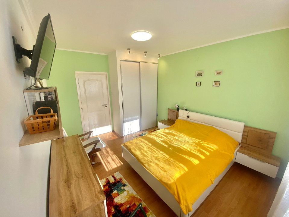 2 Case in regim P+M cu 9 camere, 3 băi, teren 1811mp, front 30m, Paleu