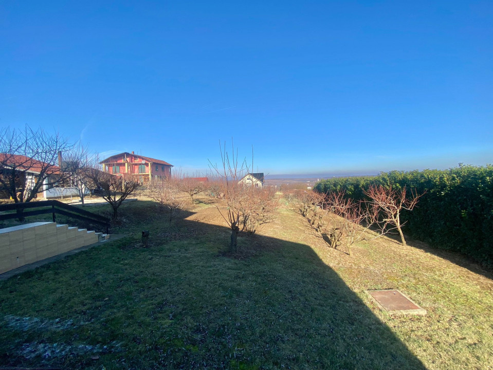 2 Case in regim P+M cu 9 camere, 3 băi, teren 1811mp, front 30m, Paleu