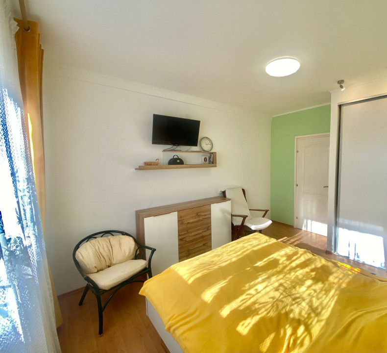 2 Case in regim P+M cu 9 camere, 3 băi, teren 1811mp, front 30m, Paleu