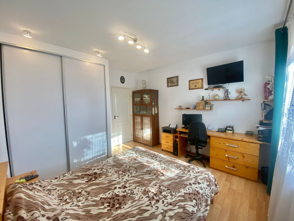 2 Case in regim P+M cu 9 camere, 3 băi, teren 1811mp, front 30m, Paleu