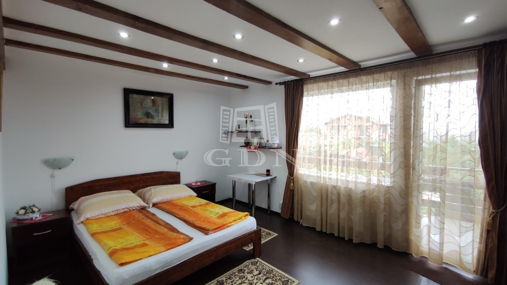 2 Case in regim P+M cu 9 camere, 3 băi, teren 1811mp, front 30m, Paleu