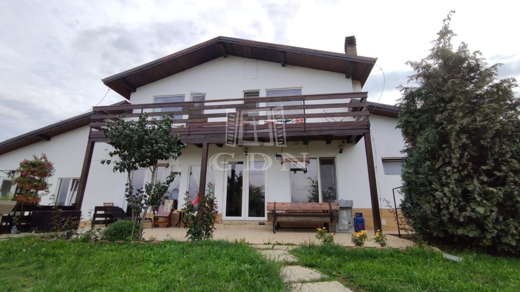 2 Case in regim P+M cu 9 camere, 3 băi, teren 1811mp, front 30m, Paleu