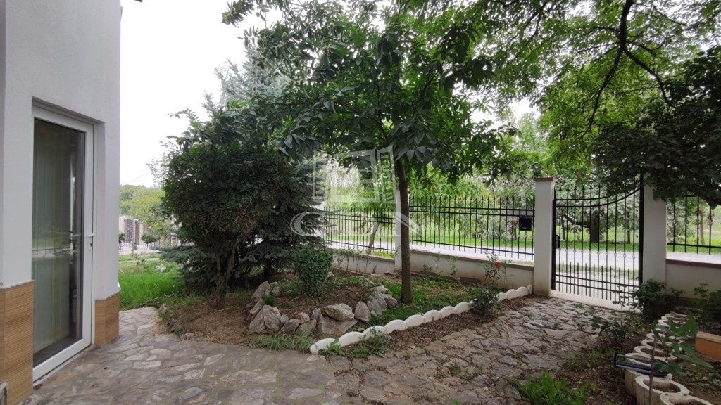 2 Case in regim P+M cu 9 camere, 3 băi, teren 1811mp, front 30m, Paleu