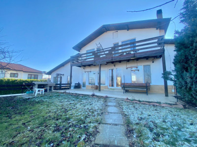 2 Case in regim P+M cu 9 camere, 3 băi, teren 1811mp, front 30m, Paleu