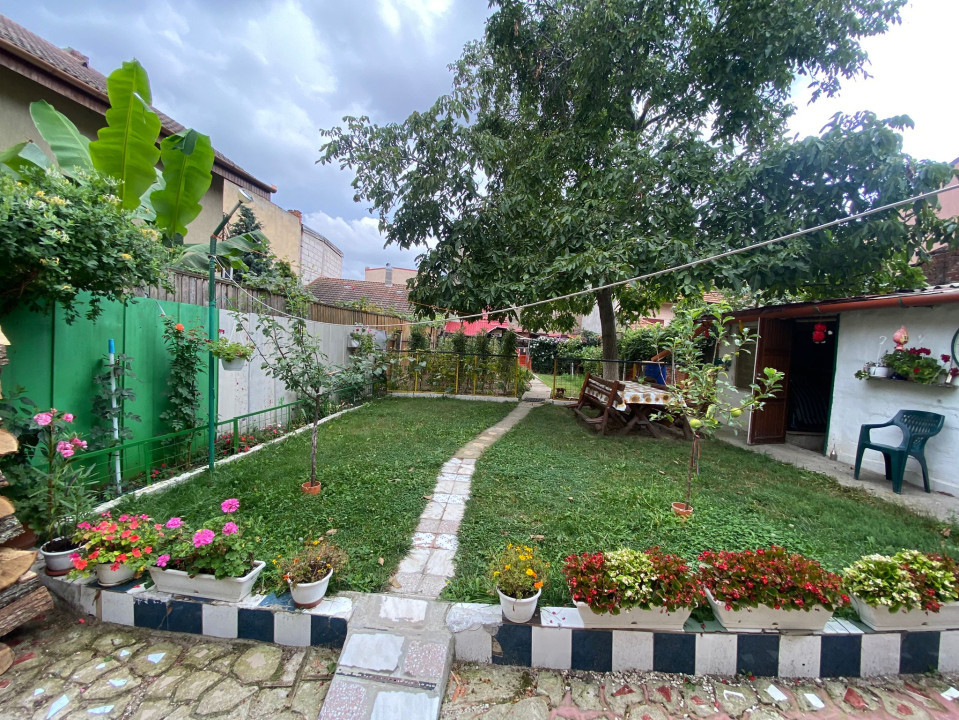 Casă ultracentral, str M. Eminescu, 4 camere, teren 411mp,front 15m