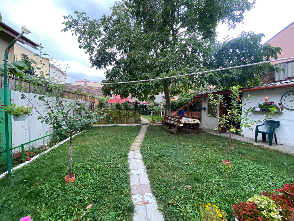 Casă ultracentral, str M. Eminescu, 4 camere, teren 411mp,front 15m