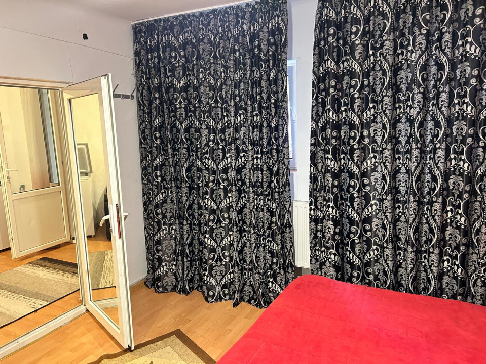 Casă de vânzare, curte comună, zonă excelentă- Unirii! 