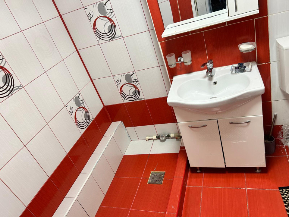 Casă de vânzare, curte comună, zonă excelentă- Unirii! 