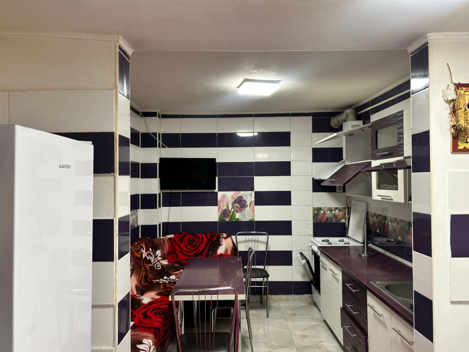 Casă de vânzare, curte comună, zonă excelentă- Unirii! 