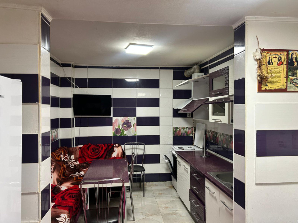 Casă de vânzare, curte comună, zonă excelentă- Unirii! 