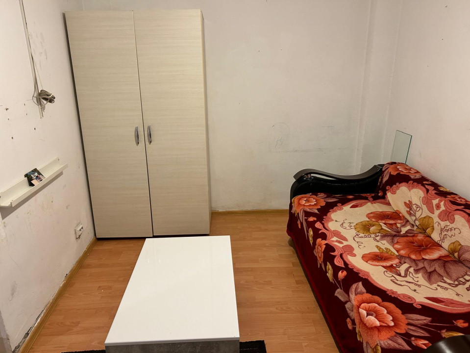 Casă de vânzare, curte comună, zonă excelentă- Unirii! 