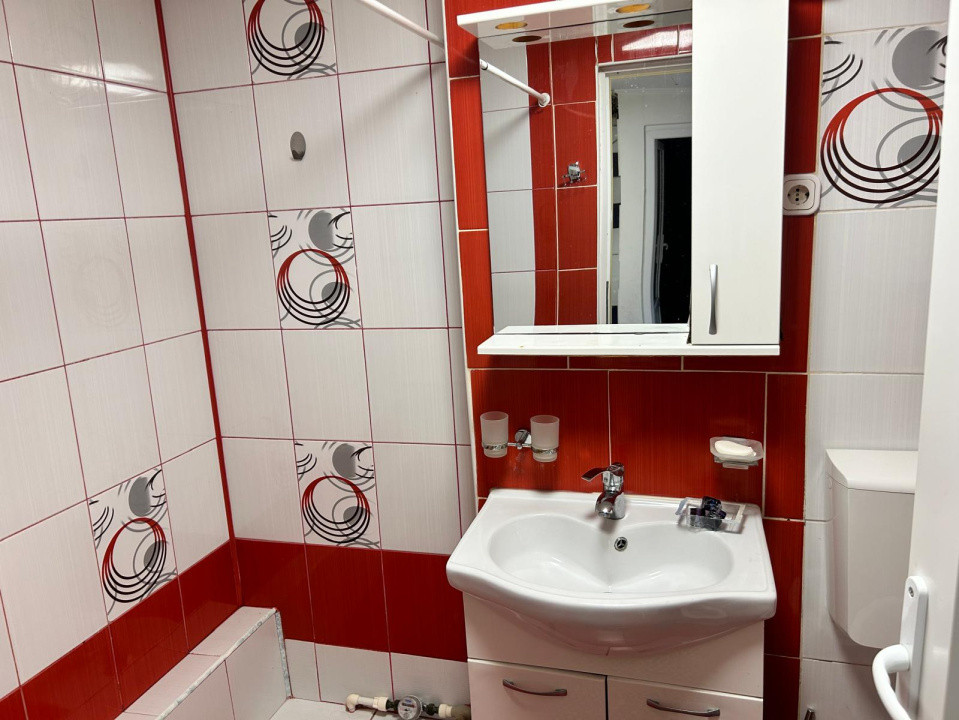 Casă de vânzare, curte comună, zonă excelentă- Unirii! 