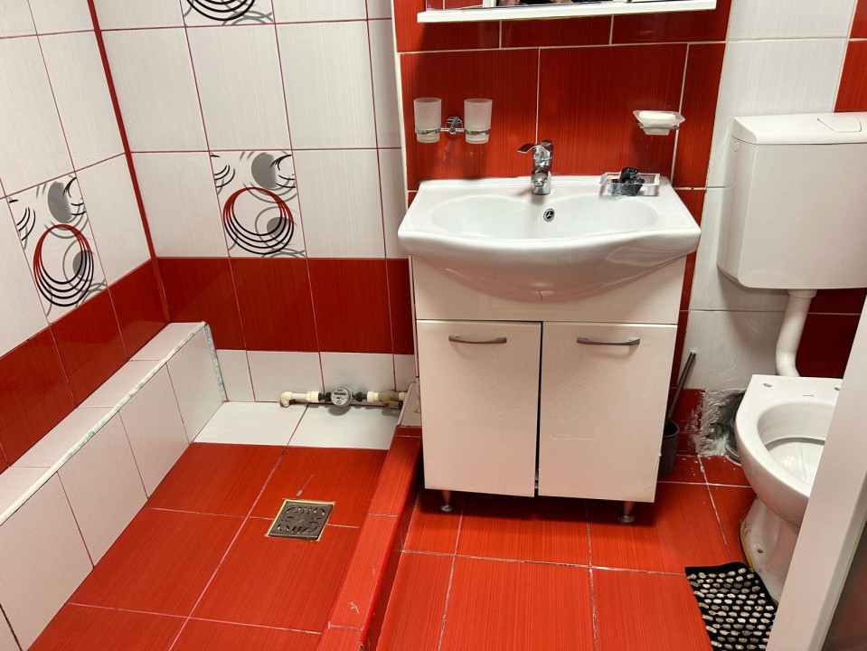 Casă de vânzare, curte comună, zonă excelentă- Unirii! 