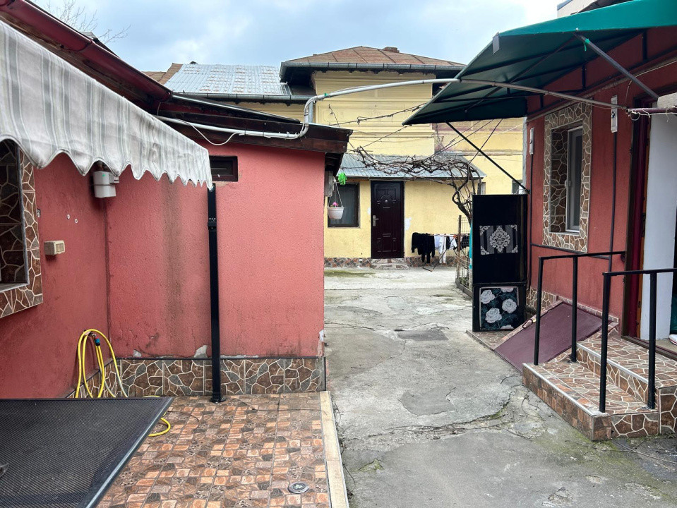 Casă de vânzare, curte comună, zonă excelentă- Unirii! 