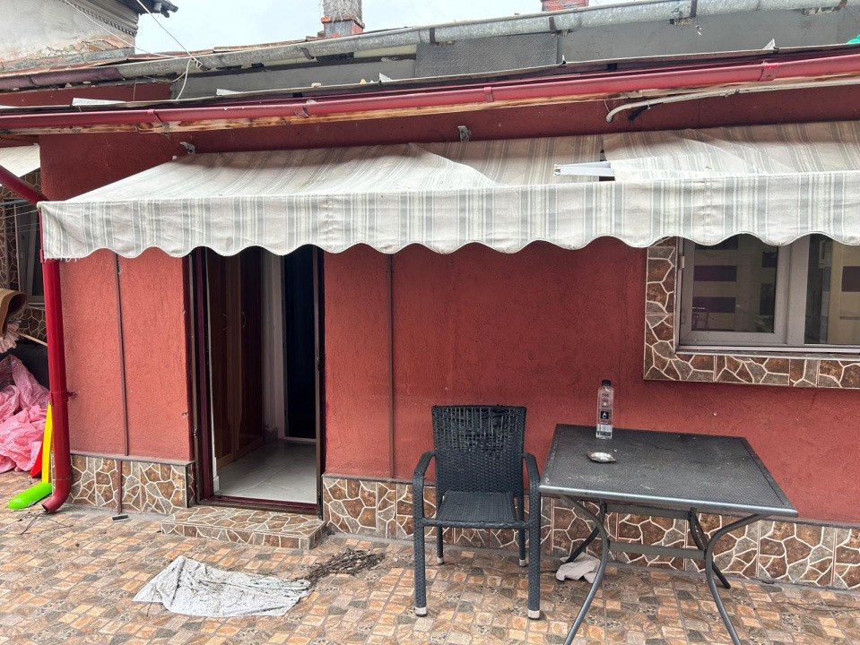 Casă de vânzare, curte comună, zonă excelentă- Unirii! 