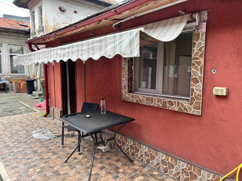 Casă de vânzare, curte comună, zonă excelentă- Unirii! 